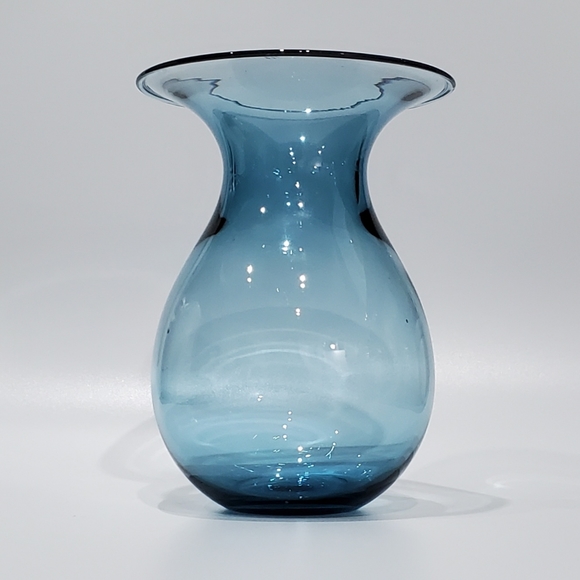 the "Shape" Vase designed by Peter Svarrer for Holmegaard in Water Blue - Picture 5 of 10